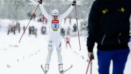 GULD-SKUTT. Charlotte Kalla tog ett glädjehopp över mållinjen i Beitostölen sedan hon säkrat damernas stafettguld med en megaspurt på sista sträckan.
