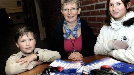 TEKNIKVECKA. Eleverna på Porsöskolan har teknikvecka och samarbetar med Aurora Science Park. Från vänster Thomas Kliuaga, läraren Kristina Wallgren samt eleven Jessie Andersson.