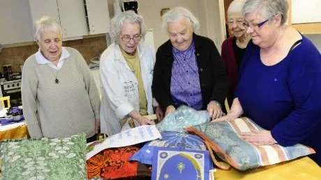 FLITIGA. I många år har de handarbetat för att gynna sina scoutengagerade barn och andra. Från vänster Olga Arvidsson, Dorothy Lundgren, Karin Sundin och nestorn Greta Häggberg 91 år. Längst till höger gruppens ordförande Birgitta Alstergren.Foto: Roland S Lundström