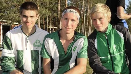 UNG TRIO MED TUNG MERIT. Tage Nordberg, Ulrik Nordberg och Carl Holmgren, snittålder 17 år, löpte hem DM-guldet i stafett när tävlingen avgjordes på Seskarö i lördags.