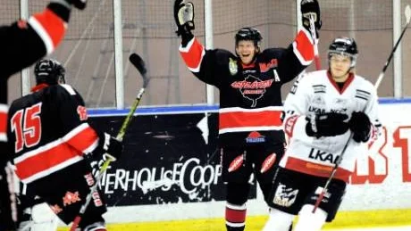 yeees. Markus Huhta och hans lagkamrater i Asplöven laddar för omstarten i division I som Haparandalagets del gäller i allettan, första kvalet till allsvenskan. Foto: Roland S Lundström