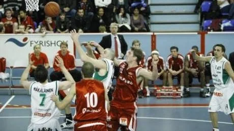 BRA START. Plannja skaffade sig en otrolig start borta mot Uppsala då laget ledde med 55-35 i halvtid. Men det grönvita laget höll på att slarva bort segern efter att ha släppt in Uppsala i matchen igen. Slutresultatet blev 91-79 till Plannja.