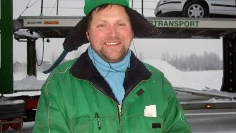 LARMADE POLISEN. Sven Larsson hade läst om familjen Perssons öde på nätet. När han såg väskorna och dess innehåll ligga i snön förstod han genast vad det var frågan om och larmade polisen.