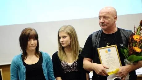 FICK DIPLOM. Läraren Thomas Livbom i Gammelstad uppmärksammades också av juryn. Här med eleverna Emma Isaksson och Felicia Strand.
Foto: Roland S Lundström