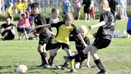 TUFF KAMP. Luleå FC:s (i svart) Frida Vikman försöker avväpna Svartbjörnsbyns Alfons Nordberg. FC-spelarna Joel Berglund, David Vikman och Johan Backman är också med och kämpar.  Foto: Mats Bengtsson