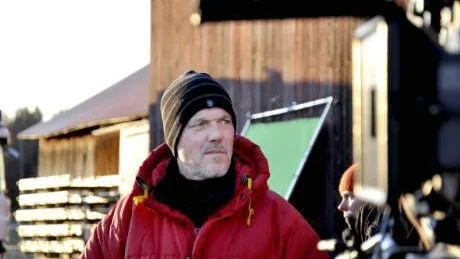 REGISSÖREN. Kjell Sundvall är väldigt bekant med området omkring Klöverträsk. Det är inte alltför långt ifrån Älvsbyn där han är uppvuxen.