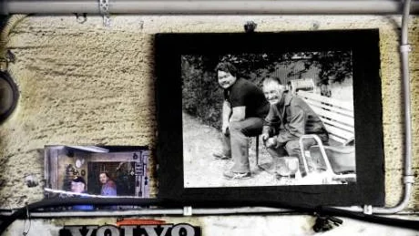 FAR OCH SON. På väggen i källaren sitter den här bilden. Joel Lundqvist, till höger, startade Lundqvist motorel 1954 och sedan tog hans son Kaj Johansson över. Joel jobbade dock kvar tills han var 80.