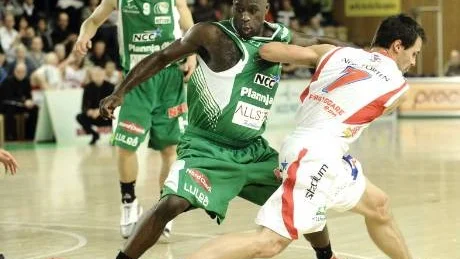 STOPP. Mats Levin gjorde en stor match och hade en viktig del     i att Sundsvall kunde slå Plannja i Pontushallen. Brandon McKnight får nöja sig med ett lågt betyg - precis som hela det grönvita laget.