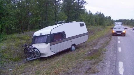 LOSSNADE. Tyskarnas husvagn lossnade från dragkulan och hamnade i diket.