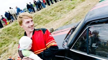 Körde av. Gasen hängde sig på Mikael Linneruths Ford och han körde av i två kvalomgångar. "Jag tog kurvan med full gas", säger han. Systersonen Jonathan Hedlund Linneruth stöttar sin morbror efter avåkningen. Han tävlar för NMS Boden.   Foto: Joel Gustafsson