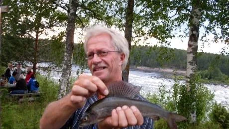 MITT I LISTAN. Luleåbon Bo Larsson gillar att  fiska harr i Kamlunge. Lördagens facit för honom blev den här fisken.