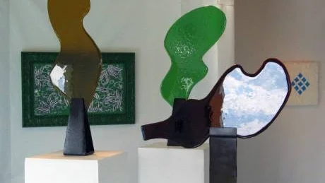 HOPP ETT, TVÅ OCH TRE. Glasskulpturerna står i centrum av Agneta Anderssons separatutställning i galleriet i Parkalompolo.