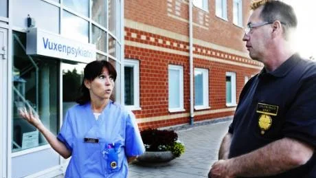 värdefullt. Tuulikki Tornberg, sjuksköterska på vuxenpsykiatriska avdelningen, är en av de många i personalen på Sunderby sjukhus som värdesätter Kenneth Johanssons arbete. "Jag är jättenöjd. Det är en stor trygghet för oss på avdelningen att vakterna finns", säger hon. Foto: Sara Moritz
