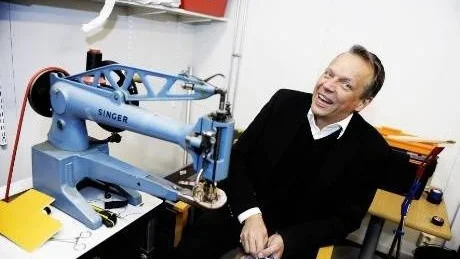 LAGAR SKRIDSKOR. En gammal Singer som vevas med handkraft används av materialaren Peter "Greppa" Åström för att laga skridskor, sy i märken och annat. Här möts verkligen gamla och nya tider i Coop arena.