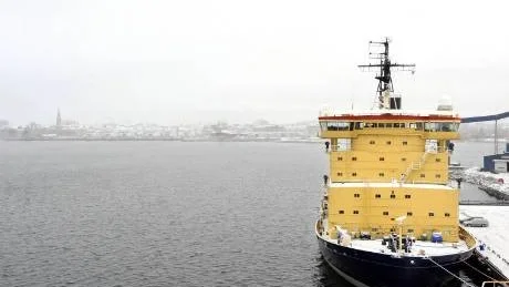 VÄNTAR PÅ IS. Ur isbrytarsynpunkt har vintern börjat bra. Vattnet är 1,7 grader kallare än normalt för årstiden, men än får isbrytarna vänta på att isen lägger sig. 
Foto: Roland S Lundström