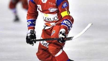 Målskytt 1. Patrik "Palle" Rönnqvist gjorde säsongens första mål för Kalix Bandy. Men det hjälpte inte - Kalix förlorade. Foto: MATS BENGTSSON