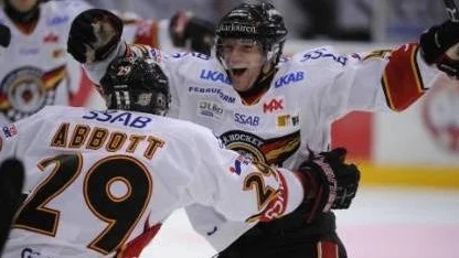 HJÄLTEN. Luleås Pär Arlbrandt  avgjorde till 1-2  i förlängning mot Färjestad i lördagens elitseriematch i ishockey mellan Färjestads BK och Luleå Hockey.