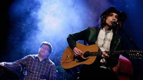 KVÄLLSÖPPET. Andreas Gode Band spelar på Piteå stadsbibliotek, som har kvällsöppet.