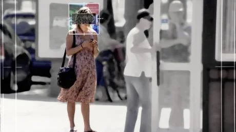 MÅLSÖKANDE IDENTIFIKATION. Förutom två filmer och en "datorutmaning" innehåller Göran Boardys verk några stillbilder.
