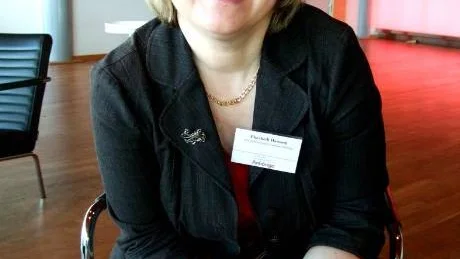 TÄNK NYTT. Elizabeth Hanson, forskare vid det statliga Nationellt kompetenscentrum Anhöriga, medverkade vid anhörig- dagen i Luleå. "I framtiden kommer olika e-tjänster att spela en viktig roll i stödet för anhöriga. Till exempel att få råd via dator", förklarade hon.