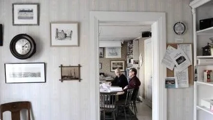 RÖDLUNDSKA. Sedan 1994 huserar Luleå hembygdsförening i Rödlundska gården. Sekreteraren Bengt Lundberg och ordföranden Jan-Olof Hedström kan konstatera att det är ett hus om används flitigt till bland annat studiecirklar och föreläsningar.