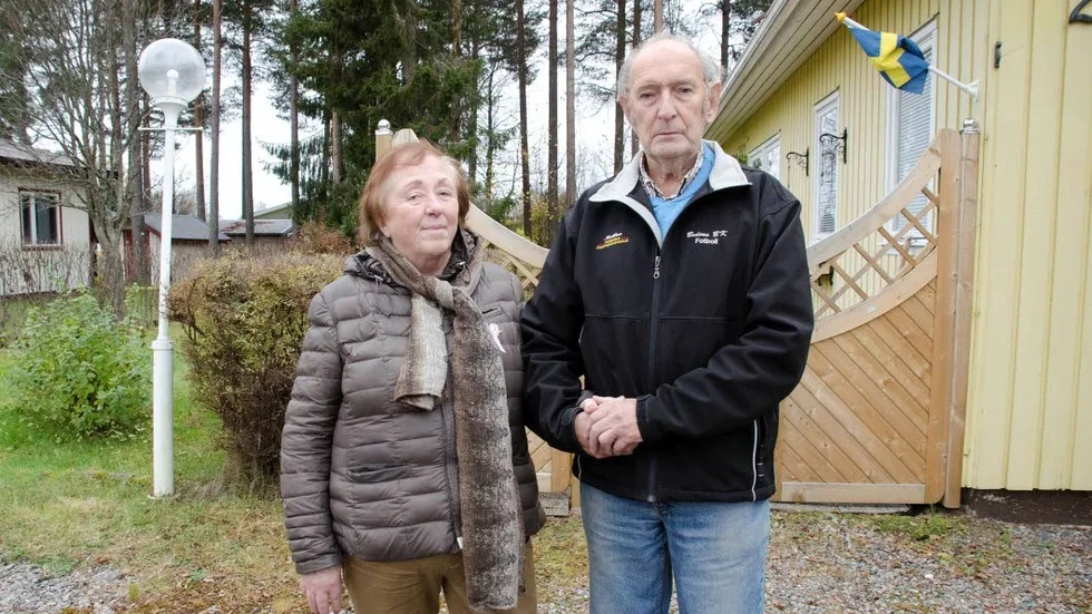 En chock. Anita Nilsson och Kjell Andersson är ledsna över inbrottet. Under måndagen fick de komma hem igen efter att polisen gjort en teknisk undersökning.