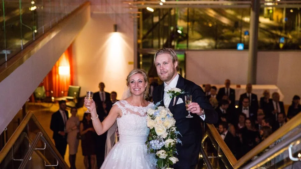 Brudens skål. En viktig del av kvällen för Helena och Viktor.