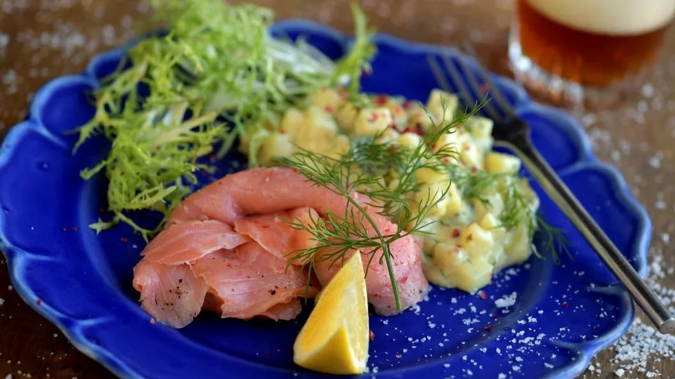 Rimmad lax. Den är inte lika söt som gravad. Här serverar vi den med en fuskvariant av dillstuvad potatis.