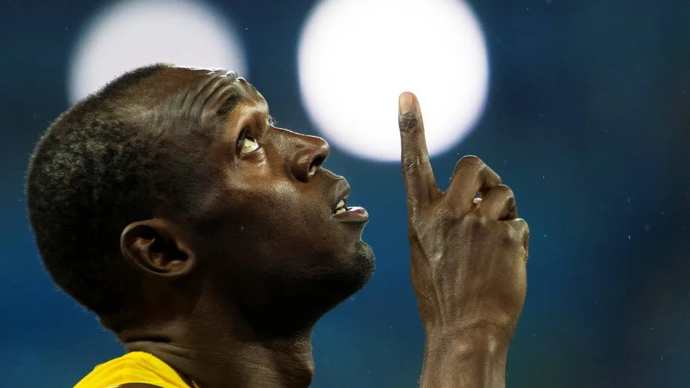 Jamaicas Usain Bolt gestikulerar upp mot himlen inför finalen på 200 meter den 18 augusti 2016 under OS i Rio de Janeiro.