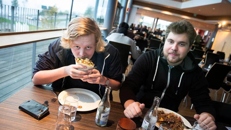 Bra initiativ. Studenterna Jesper Persson, Örnsköldsvik och Fredrik Ek, Växjö, gillade båda kommunens initiativ.