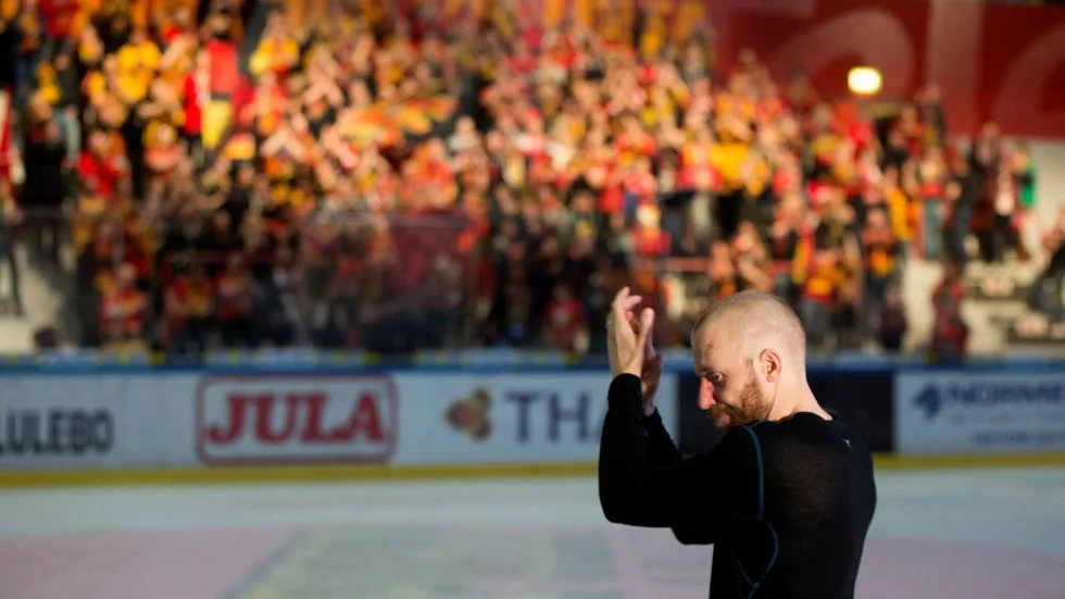 Tackade för säsongen. Jan Sandström tackade fansen i april för säsongen efter 2-4 i matcher i semin mot Frölunda.
