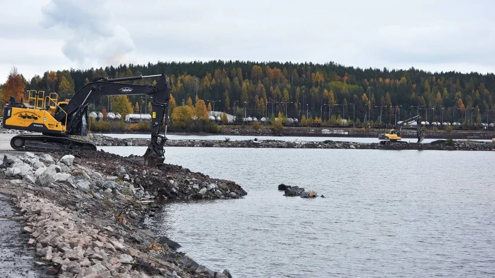 Fylls ut. I måndags började arbetet med att fylla hamnbassängen med sten. Totalt 60 000 kubikmeter sten går det åt.