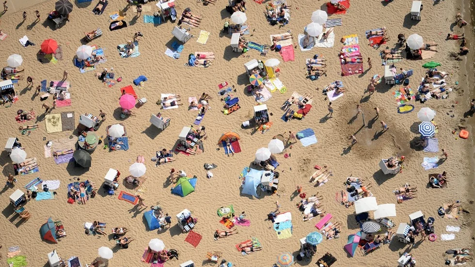 Insändarskribenten ser hur regnet gör att fler bokar solresor till sydligare turistorter. 