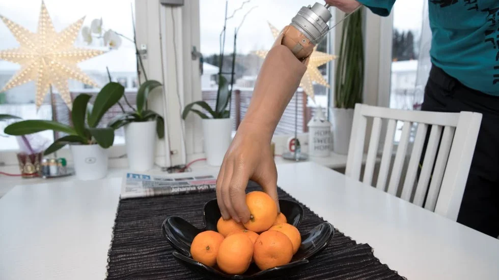 IMPONERANDE FUNKTION. Att åstadkomma finmotoriska, exakta och funktionellt sammansatta och avvägda rörelser i en hand med alla dess leder är över verkligen en utmaning.