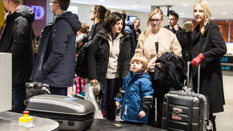 Väntar på bagaget. Giovanna Sarno, Uppsala, möttes på flygplatsen av Emelie Svanerud, svägerskan Åsa Svanerud och Oscar Svanerud, alla Luleå. De skulle till Kalix för att fira jul.