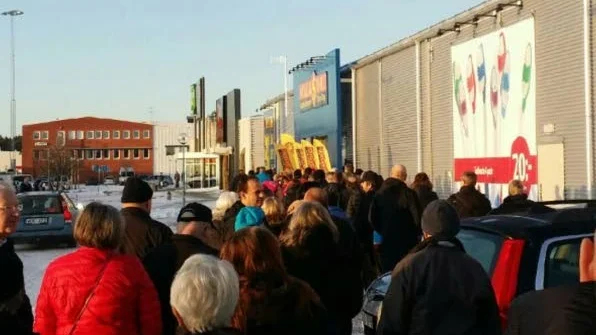 Lång kö. Nyöppningen av Dollarstore på Storheden lockade många kunder under fredagen.
