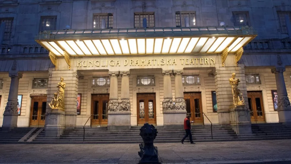 Uppsägningar. Sex personer kommer att sägas upp från Dramaten som ett resultat av förhandlingarna mellan teatern och Teaterförbundet.
