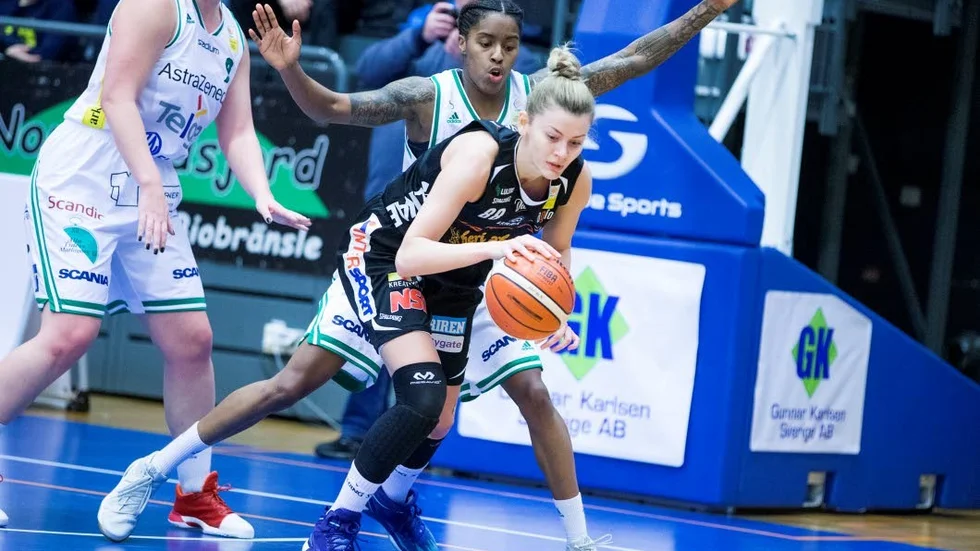Retur. Jelena Antic plockar upp en retur i matchen mot Telge Basket.