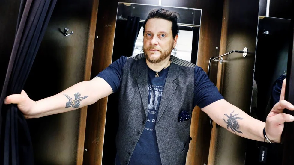 Outfit 2: Blå t-shirt med tryck, grå väst från Dressmann, nötta blåjeans från Jeansterminalen.