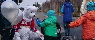 En rosa ballong för Klara mitt i allt grått