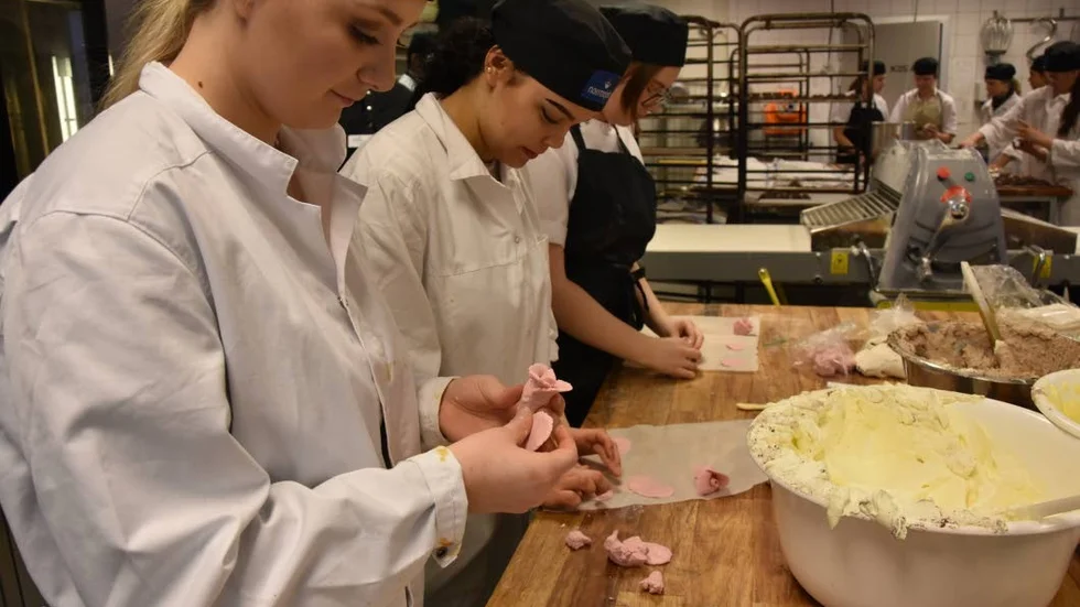 Luleåflytt. Jasmine Björklund och Olivia Eriksson, Piteå går på restauranprogrammet i Piteå, som dock saknar bageriutbildning. Nu vill de söka till Luleå. Här gör de marsipanrosor.