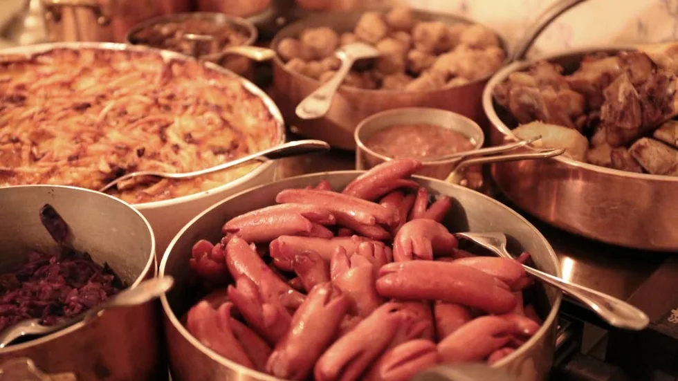 Överflöd. Det kastas mat i massor. Varje svensk kastar 100 kilo mat per år.