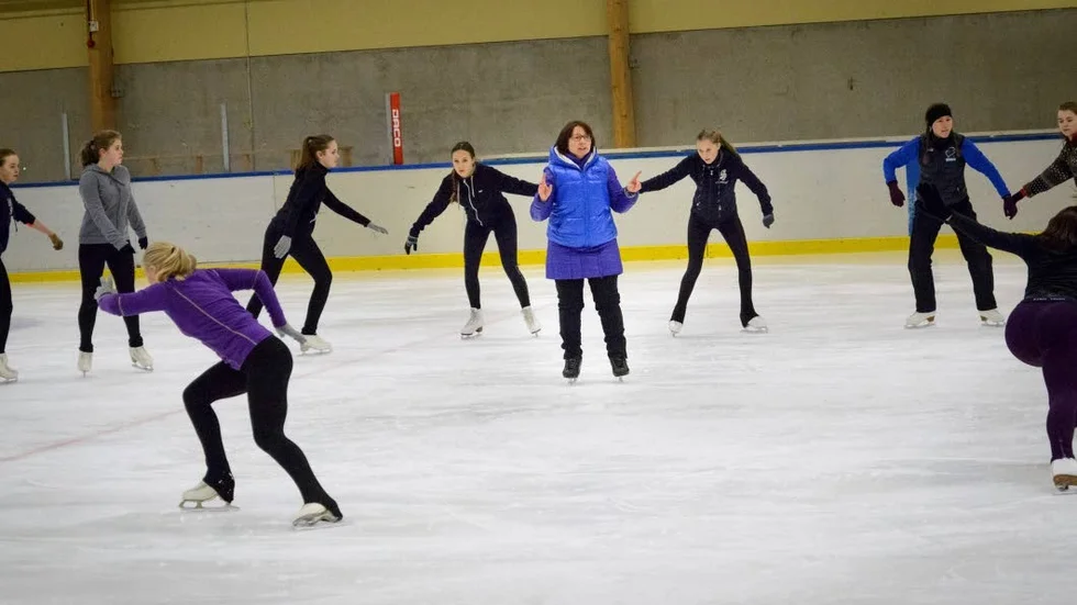 Irina Majorov instruerar åkarna under repetitionerna.