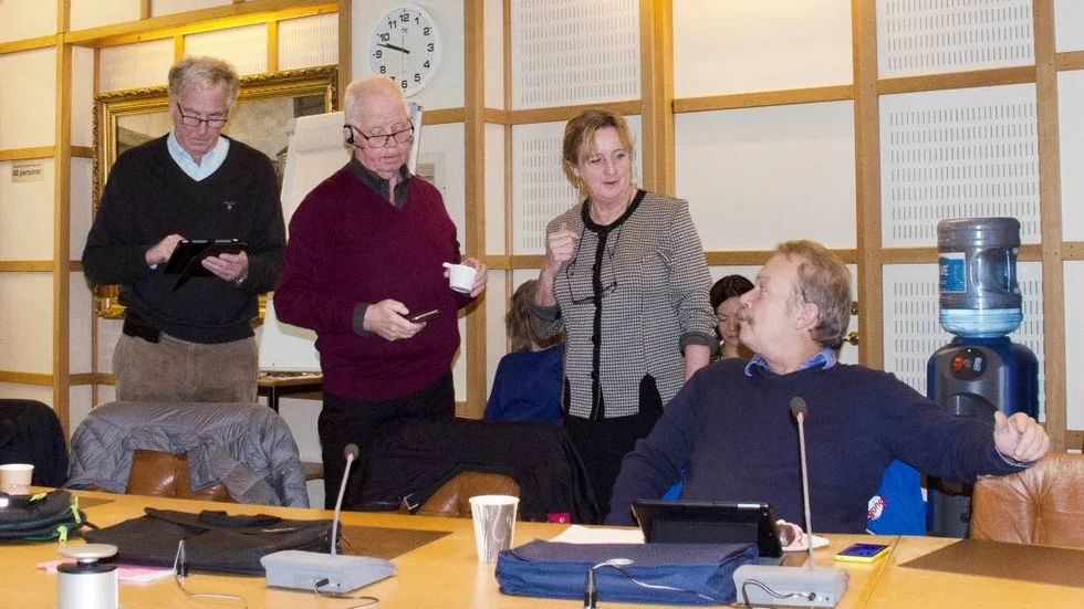 Paus. Göran Höglund(M), Bosse Englund (V), Maiden Karlberg, verksamhetschef äldreboenden och Egon Palo (M).