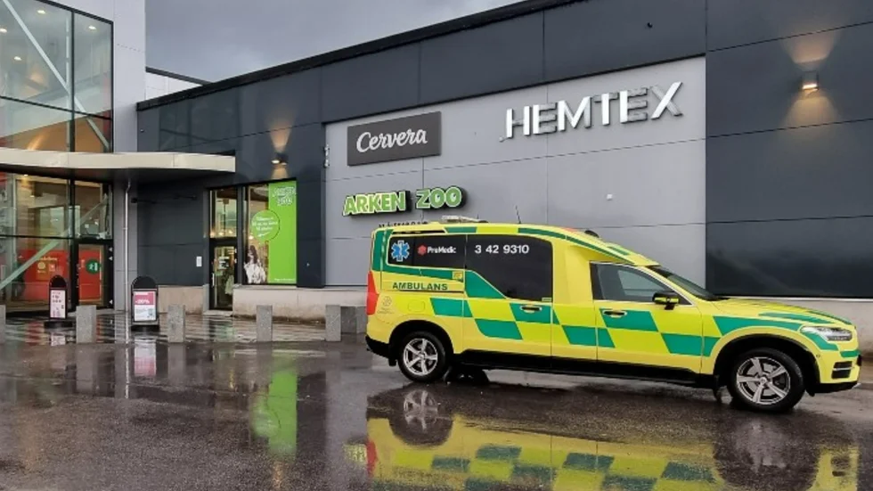 Ambulansen hämtade den knivskadade mannen.