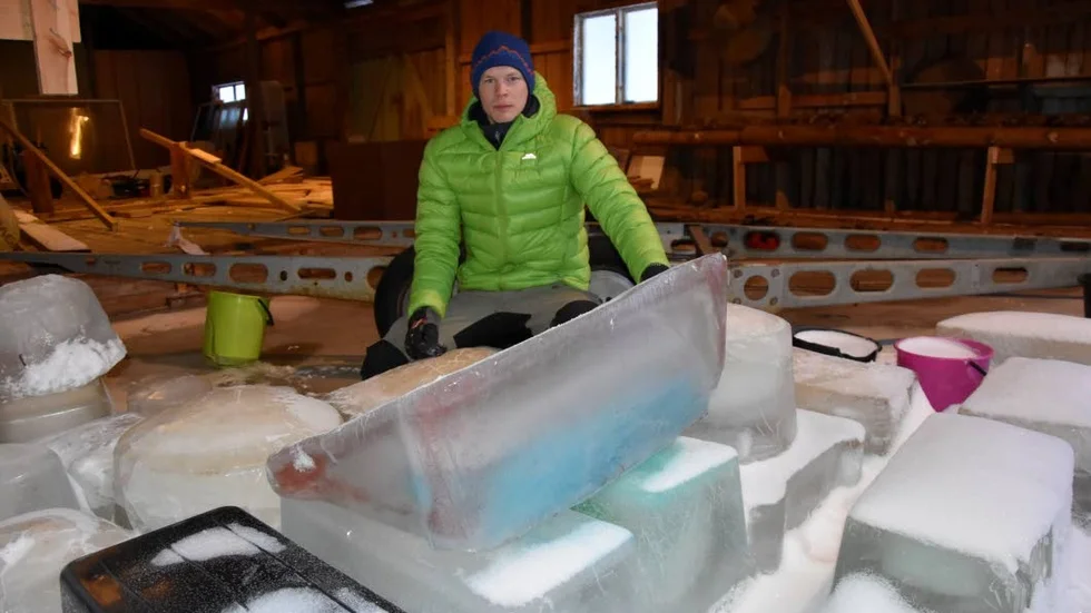 Stora isblock. De har entusiasten Pontus Frank, 27,  tillverkat i mängder i ladugården hemma i Måttsund inför premiären på Luleå Ishinderlopp i samband med "Luleå on Ice" i Södra Hamn den 4 mars.