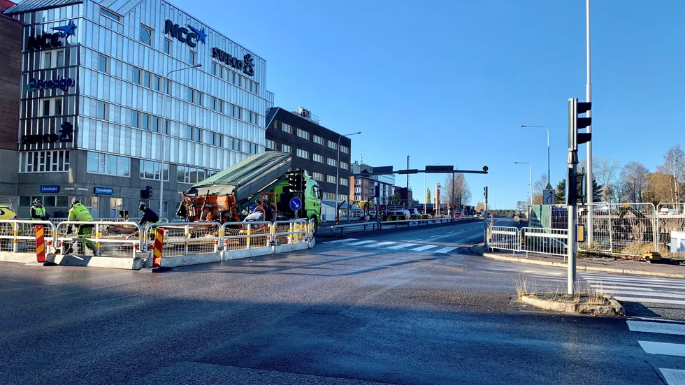 En vattenläcka på Residensgatan orsakar trafikstörningar strax före Bergnäsbron i Luleå.