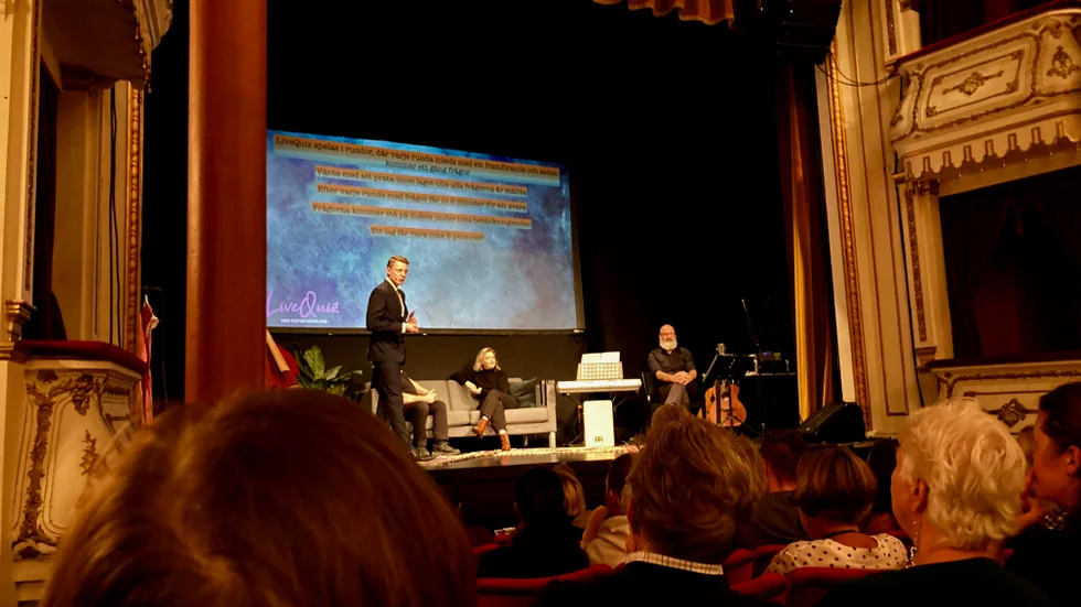 Länge leve Quiz-samhället! Alla mår vi bra av att gnugga geniknölarna i diverse kunskapsfrågor. LitterArt Live-Quiz som Teater Sörmland bjöd på i lördaGS är ett finfint exempel på detta.