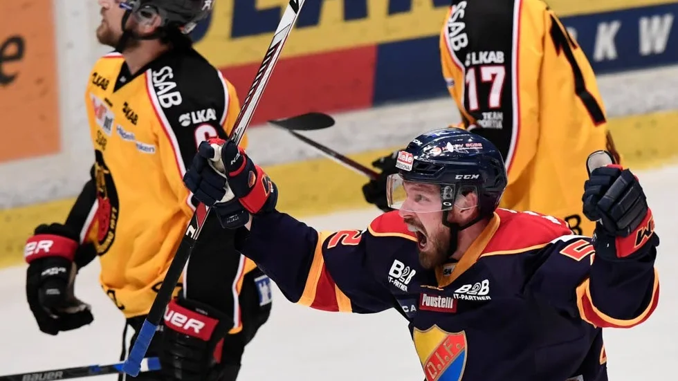 Depp. Schira och Falk deppar när Djurgården här har satt 1–1-pucken.