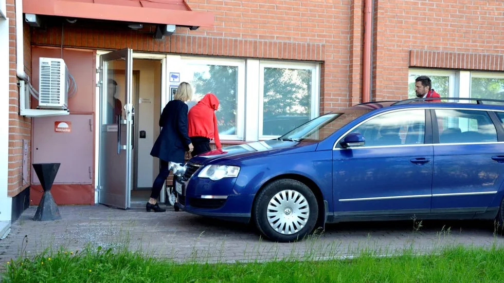 Den 21-åriga kvinnan begärdes häktad i juni. Nu har hovrättens dom fallit.